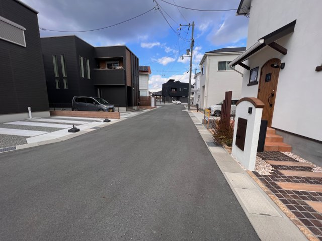 花田町上原田新築後未入居戸建の前面道路含む現地写真