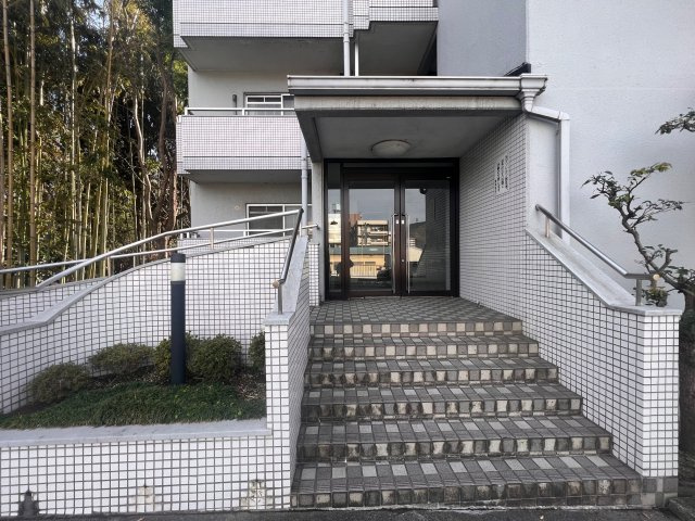 ロワイヤル京見橋のエントランス