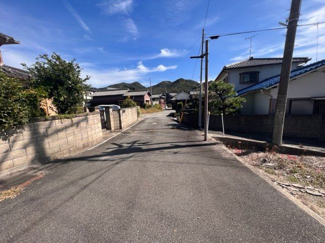 飾東町八重畑売土地の前面道路含む現地写真