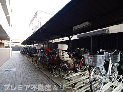 【その他共用部分】 | プレミアグランデ馬込 | 屋根付きの駐輪場です。
