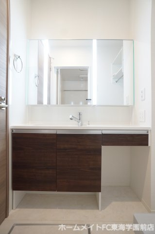 トリシア小山の独立洗面台