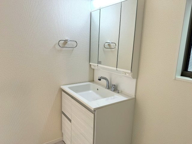 八王子市　本町　新築未入居戸建ての独立洗面台|～３面鏡付きの独立洗面台　細々している物をスッキリ収納出来ます～