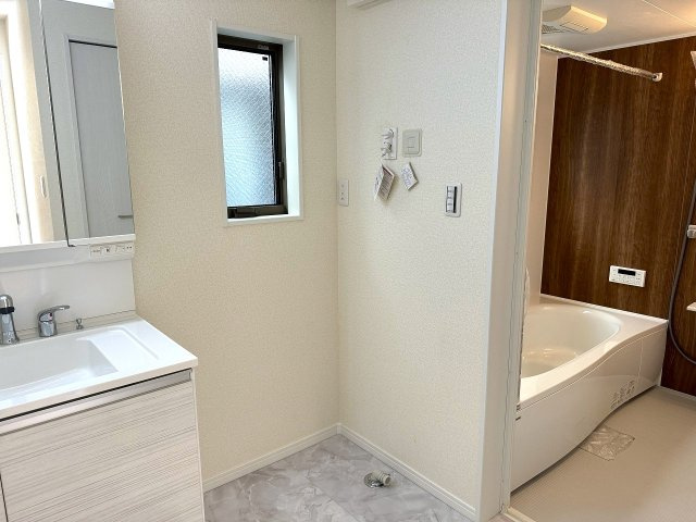 八王子市　本町　新築未入居戸建ての脱衣所|～窓付きで明るい洗面所　換気もしやすいです～