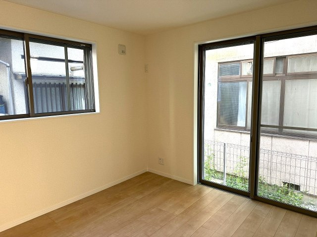 八王子市　本町　新築未入居戸建ての洋室|～1階5.25帖の洋室　2面採光で明るいお部屋です～