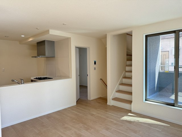 八王子市　本町　新築未入居戸建ての居間・リビング|～15.63帖の2階LDKで、家族団欒の時間をお過ごしいただけます～