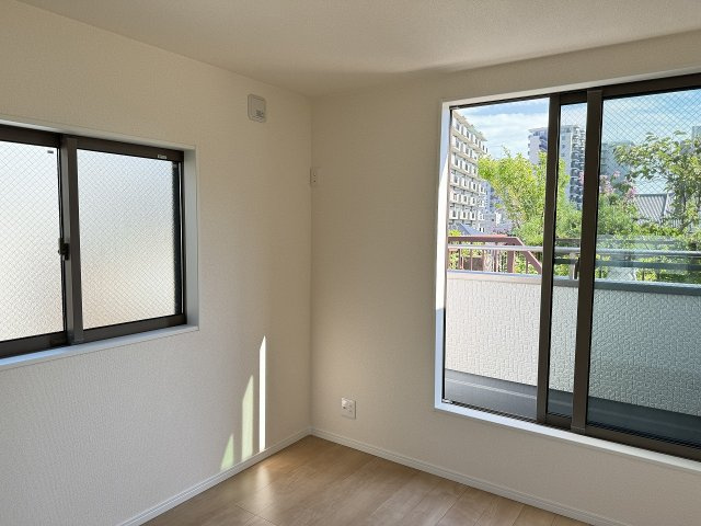 八王子市　本町　新築未入居戸建ての子供部屋|～3階5.25帖の洋室　2面採光で明るいお部屋です～