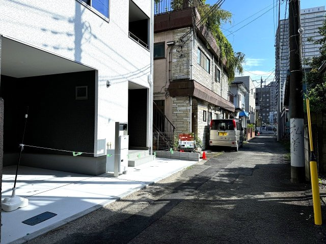 八王子市　本町　新築未入居戸建ての前面道路含む現地写真|～西側4ｍ道路に面しています～