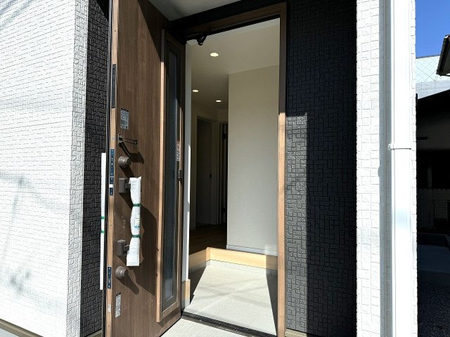 八王子市　本町　新築未入居戸建ての玄関|～玄関は安心のWロックキーを採用～
