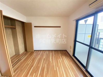 【居間・リビング】 | シャトー弁天参番館 | こちらの居間で趣味の時間をお楽しみください