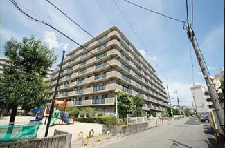 【外観】 | 小中学校が徒歩圏内！マンション隣りには公園があり、お子様がいるご家族にもおすすめです。