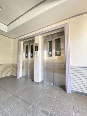 【その他共用部分】 | 【売主直売】シャルマンコーポさがみ野 | お買い物時やベビーカーの出し入れに便利なエレベーター付です。混雑時にも便利な2基付。