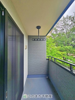【バルコニー】 | いろどりアイタウン那須塩原市埼玉23-P1 | 南向きの大型バルコニーは陽当り良好で、たっぷりのお洗濯物もよく乾きます！
さらにインナーバルコニーなので雨の日でも安心してお出かけできますね♪