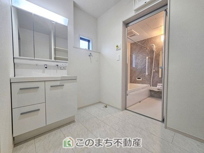 【洗面所】 | いろどりアイタウン那須塩原市埼玉23-P1 | シャンプードレッサーで朝の身支度♪伸びるホースでお掃除も簡単清潔です！