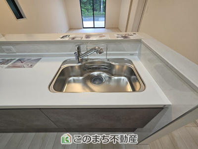 【キッチン】 | いろどりアイタウン那須塩原市埼玉23-P1 | ビルトイン型浄水器を内蔵したキッチン水栓。お米を研いだり、野菜を洗ったりするときなど用途に応じてワンタッチで浄水に切り替えが可能です。カートリッジ式なので、フィルターを簡単に交換する事が出来ます。