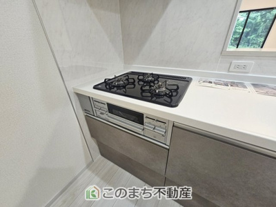 【キッチン】 | いろどりアイタウン那須塩原市埼玉23-P1 | 三ツ口コンロ採用で、同時調理もスムーズ◎！お料理を並べられるカウンター付きで、配膳・片付けをサポート！リビングで過ごすご家族とコミュニケーションを楽しみながら作業可能です♪