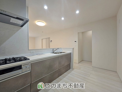 【キッチン】 | いろどりアイタウン那須塩原市埼玉23-P1 | 人気の対面式キッチン☆料理をしながらご家族とコミュニケーションが取れます♪
調理スペースもしっかり確保しておりますので、毎日のお料理もはかどります♪