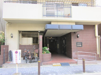 【エントランス】 | １階に店舗の有るマンションです。