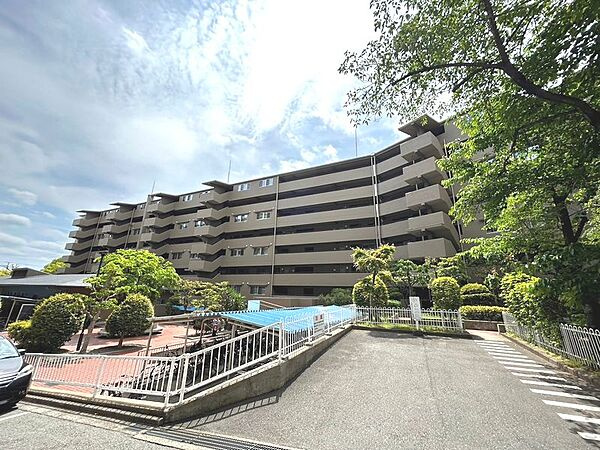 日興千里丘スカイマンションA棟の外観|外観は落ち着いています