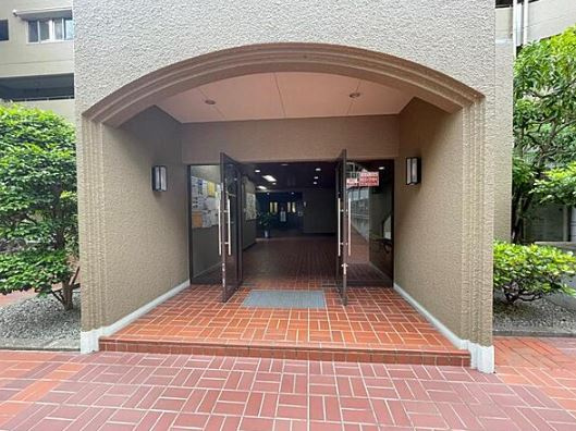 日興千里丘スカイマンションA棟の玄関|収納もある玄関です