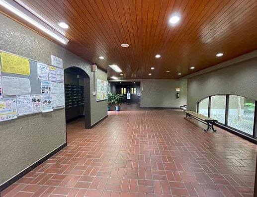 日興千里丘スカイマンションA棟のエントランス|落ち着いたエントランスです