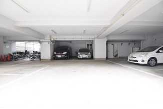 【駐車場】 | マンションの駐車場スペース。空きの有無や駐車料金、サイズ規定などについては、改めてお問い合わせください。～即日のご見学可能～　お問合せはお気軽にどうぞ。