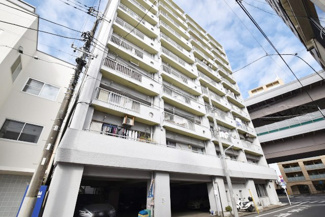 【外観】 | 青空によく映える建物です。手入れの行き届いた外壁やマンション正面エントランスなど、綺麗な姿をぜひ一度、現地にてご覧ください。～即日のご見学可能～　お問合せはお気軽にどうぞ。