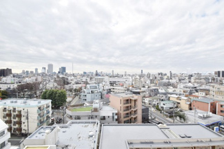 【展望】 | 眼前に広がる空の雄大さと、このお部屋の自慢の一つである「眺望」をご覧ください。毎日、この景色を独り占めできる新生活に夢が広がります。～即日のご見学可能～　お問合せはお気軽にどうぞ。