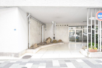 【エントランス】 | お客様を、そして住人を出迎えてくれるマンションのエントランス。ゴミが落ちていないことからも、管理状態の良さや住民の節度の高さが見て取れます。～即日のご見学可能～　お問合せはお気軽にどうぞ。