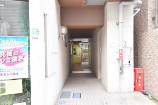 【エントランス】 | お客様を、そして住人を出迎えてくれるマンションのエントランス。ゴミが落ちていないことからも、管理状態の良さや住民の節度の高さが見て取れます。～即日のご見学可能～　お問合せはお気軽にどうぞ。