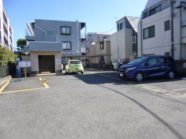 プラザ西調布の駐車場