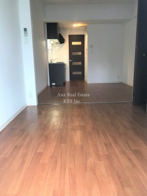 【居間・リビング】 | アーデン四ツ橋プライマリーワン | ダークグラウンの建具がアクセントになっておりオシャレです♪