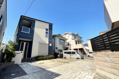 【外観】 | 宇治市六地蔵紺屋町　中古戸建 | 駐車スペースには車を3台止められるので、ご夫婦で車を所有のご家庭も安心です（＾◇＾）バイクや自転車、来客時の駐車にも助かります!!