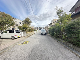 【前面道路含む現地写真】 | 前面道路は広く、交通量も少ないので安全です♪