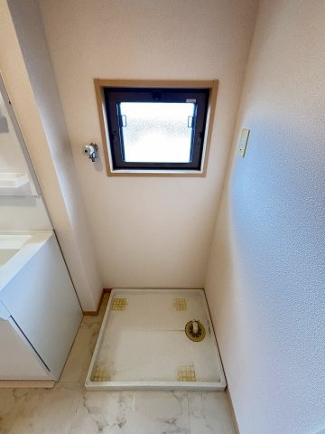 ☆室内洗濯機置き場☆※窓があるので換気もできます。