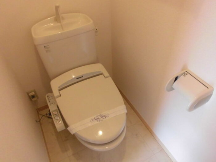 ☆温水洗浄・暖房便座付きトイレです☆
