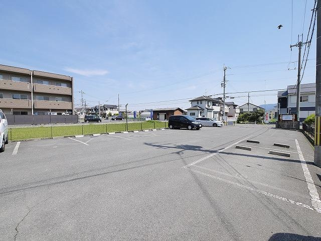アルカディアBの駐車場|駐車場があるので、車を買う予定の方も安心です