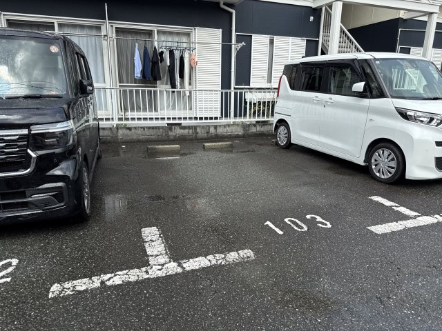 ヒルズ青山の駐車場