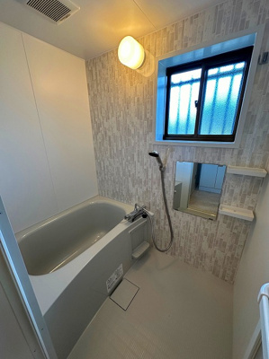 【浴室】 | ハイツ寺の台 | 清潔感のある浴室です♪窓があるので湿気対策OK！ゆったりお風呂に浸かって一日の疲れもすっきりリフレッシュできますね☆