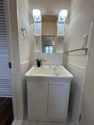 【洗面所】 | ハイツ寺の台 | 洗髪洗面化粧台で忙しい朝にも寝癖の付いた頭にも優しい☆お化粧するときにも大活躍です♪