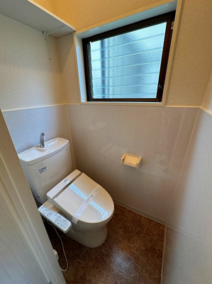 【トイレ】 | ハイツ寺の台 | トイレは温水洗浄便座付き♪人気のバストイレ別です♪窓があるので換気もOK☆物を置ける便利な棚やタオルハンガーも付いています♪