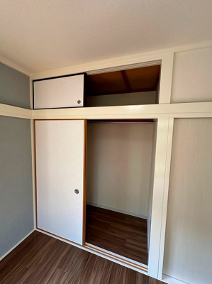 【収納】 | ハイツ寺の台 | 角部屋洋室6帖のお部屋にあるクローゼットです♪お洋服をたくさんお持ちの方でも安心の収納力です◎