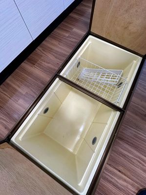 【収納】 | ハイツ寺の台 | キッチンにある床下収納です！食品・日用品の保存に便利ですよね☆調味料などの買い置きにもぴったり♪