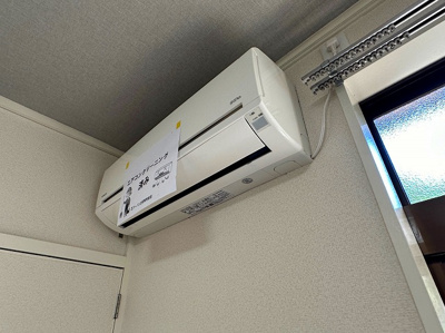 【設備】 | ハイツ寺の台 | 洋室6帖のお部屋には暑い夏や寒い冬に大活躍のエアコン付きです☆冷暖房完備で1年中快適に過ごせます♪