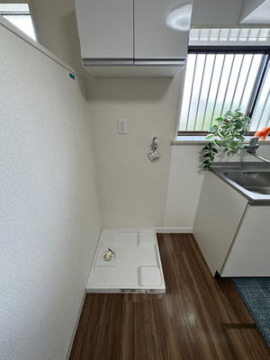 【設備】 | ハイツ寺の台 | キッチン横にある室内洗濯機置き場です♪防水パンが付いているので万が一の漏水にも安心です！