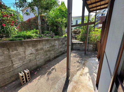 【庭】 | ハイツ寺の台 | テラスは南西向きなので、お洗濯物はお昼からでも乾きそう♪2部屋から出入りできるのが嬉しいですよね！