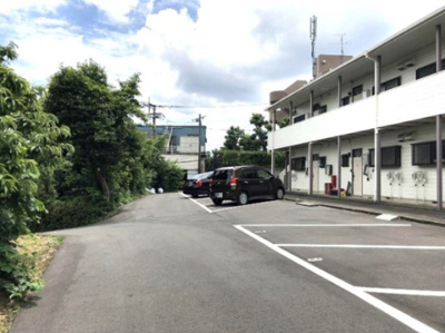【駐車場】 | ハイツ寺の台 | いつでも目の届く敷地内に駐車場があります♪お車をお持ちのファミリーさんにオススメです☆