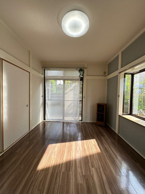 【洋室】 | ハイツ寺の台 | 南西向き洋室6帖☆テラスに繋がる角部屋二面採光のお部屋です！出窓には小物を置いたりして楽しめます♪