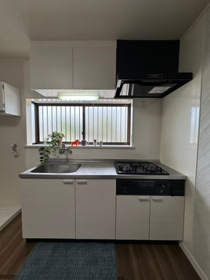 【キッチン】 | ハイツ寺の台 | 白を基調としたシステムキッチンです☆窓があるので換気もOK♪場所を取るお鍋やお皿もすっきり収納できます！調味料のストックにも便利な床下収納付き！