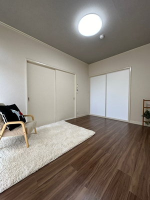 【寝室】 | ハイツ寺の台 | 南西向き洋室6帖☆窓側からの眺めです！子供部屋や書斎・寝室など多用途に使えそうなお部屋です♪