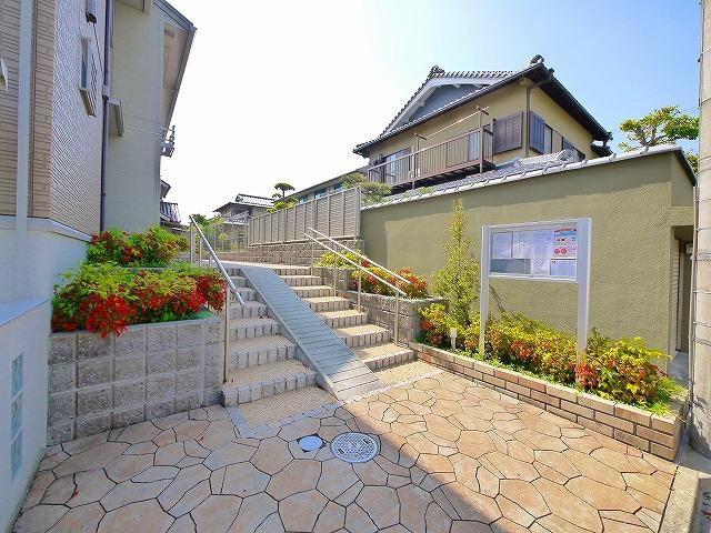 ヴェルデ アッティコ高の原のエントランス|ゆとりのあるエントランスです